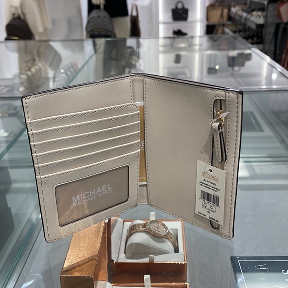 Michael Kors Jet Set Travel Passport Wallet
Light Cream Signature/Golden-NWT - Picture 13 of 16